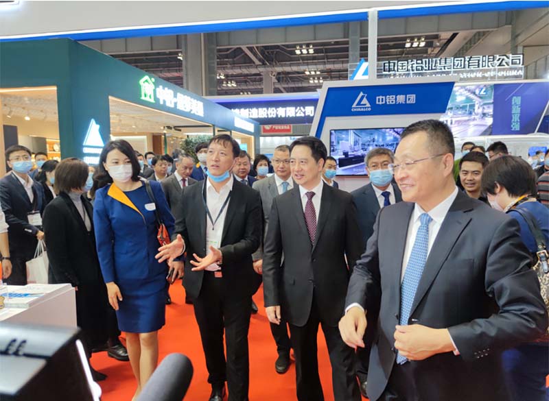 铝板厂家_全国政协常委、中国有色金属工业协会党委书记葛红林等领导到公司展位参观指导